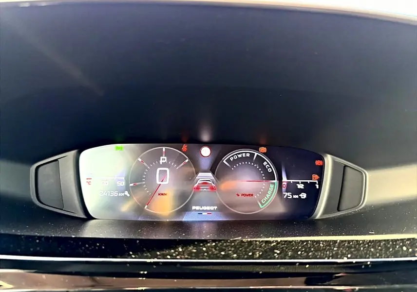 Tableau de bord numérique du Peugeot 408 Hybrid 145 allure e-dcs6, affichage des jauges et indicateurs.