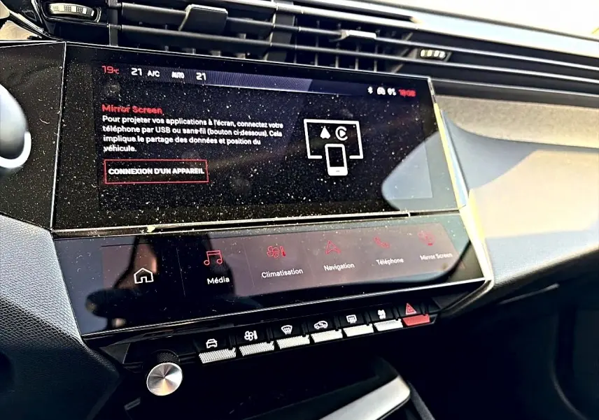 Vue rapprochée de l’écran tactile et de la console centrale noire du Peugeot 408 Hybrid 145 allure e-dcs6 2025.
