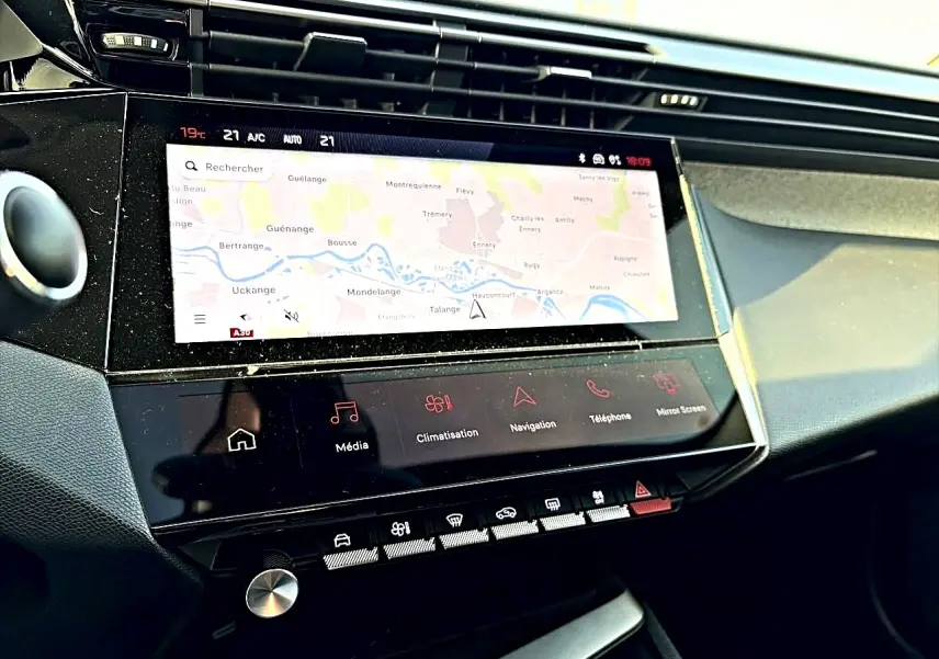 Vue rapprochée de la console centrale noire du Peugeot 408 Hybrid 145 allure 2025 avec écran tactile et commandes tactiles.
