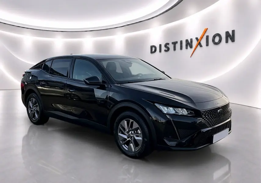 Peugeot 408 Hybrid 145 allure noir en 3/4 avant droit dans un showroom lumineux avec logo Distinxion.