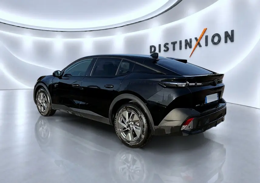 Peugeot 408 Hybrid 145 allure e-dcs6 noir, vue 3/4 arrière droit dans un showroom lumineux avec logo Distinxion.