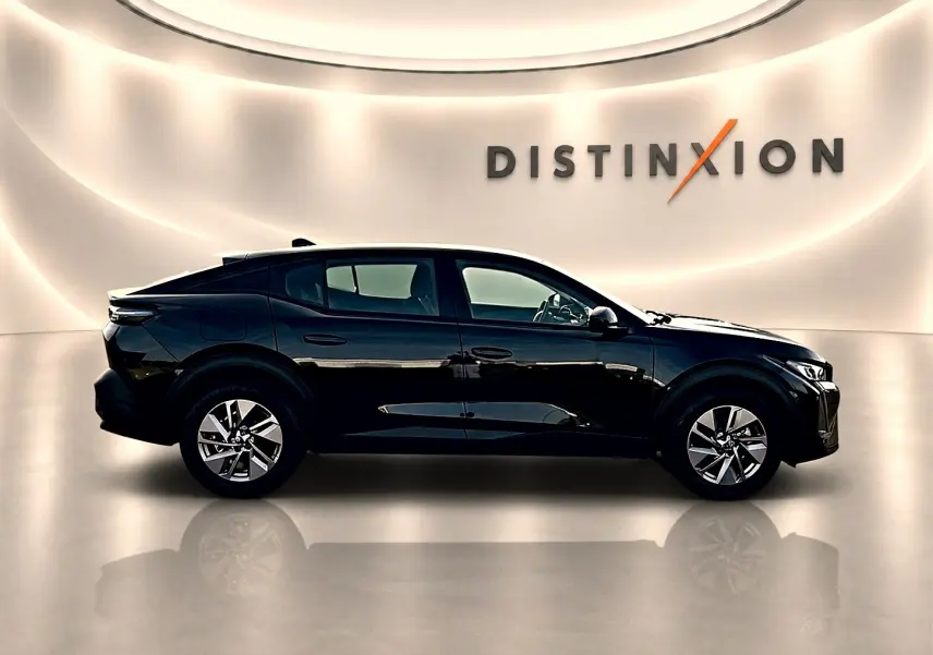 Profil droit noir brillant du Peugeot 408 Hybrid 145 allure e-dcs6 2025, avec jantes alu et lignes fluides.