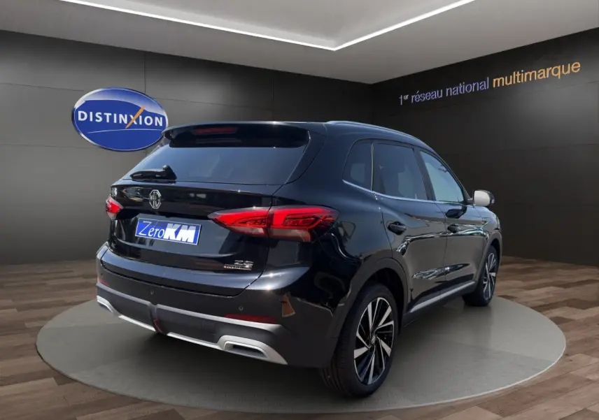 MG Motor ZS 1.5L Hybrid+ Luxury noir en 3/4 arrière droit, avec feux LED et jantes alliage visibles.