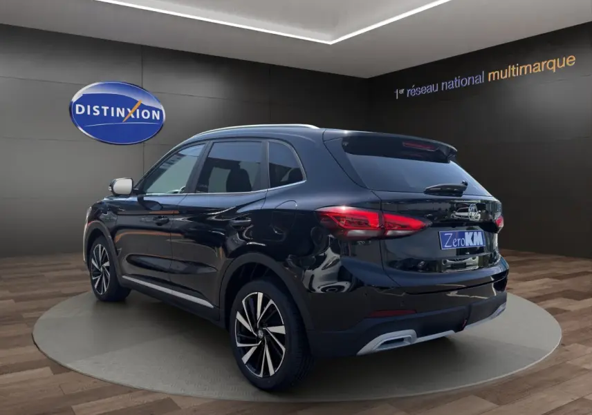 Vue 3/4 arrière droite d'un SUV MG ZS noir brillant avec feux LED et jantes alliage bicolores.