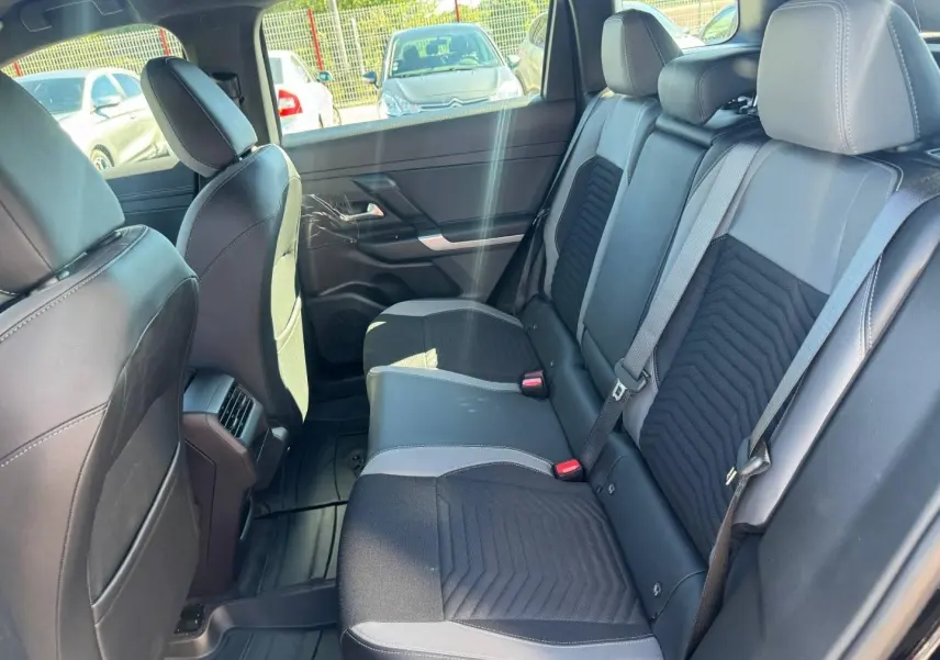Vue intérieure côté droit de la banquette arrière en tissu gris et anthracite du Jeep Compass 2026.