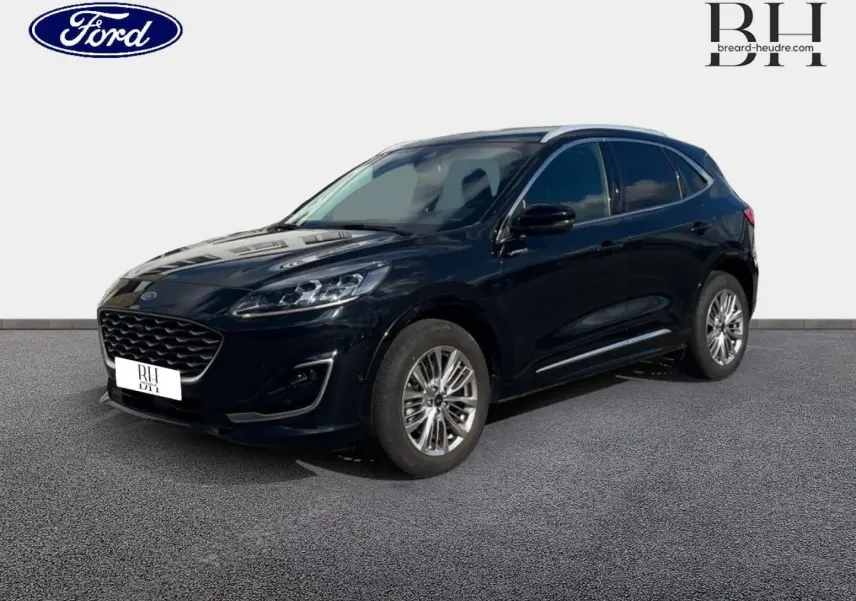 Ford Kuga noir Agate métallisé en vue 3/4 avant droit, avec jantes alliage et vitres surteintées.