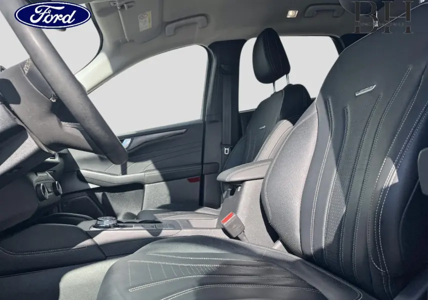 Intérieur avant du Ford Kuga 2023, vue côté gauche, sièges en cuir noir Windson avec surpiqûres contrastantes.