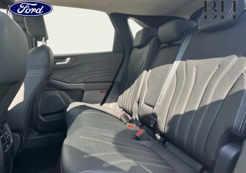 Vue latérale droite de la banquette arrière en cuir noir du Ford Kuga 2023 avec ceintures et appuie-têtes visibles.