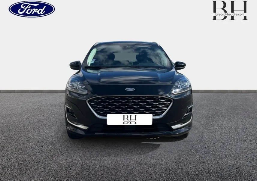 Vue avant d'un Ford Kuga 2023 noir Agate Métallisé avec calandre large et phares LED distinctifs.