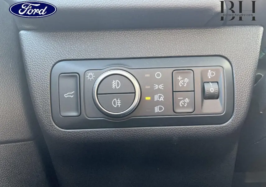 Panneau de commandes d’éclairage intérieur noir sur Ford Kuga 2023, avec bouton rotatif et réglages lumineux.