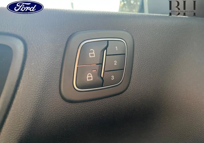 Gros plan sur les boutons de verrouillage et mémorisation des sièges du Ford Kuga 2023, intérieur noir texturé.
