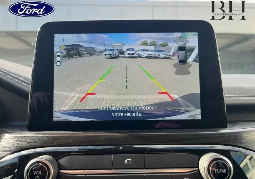 Écran tactile intérieur montrant la caméra de recul du Ford Kuga noir Agate, avec guidage de trajectoire coloré.