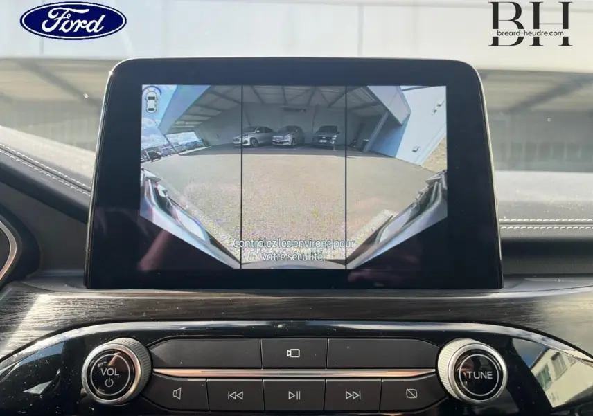 Écran tactile intérieur montrant la caméra de recul du Ford Kuga noir Agate, vue du tableau de bord central.