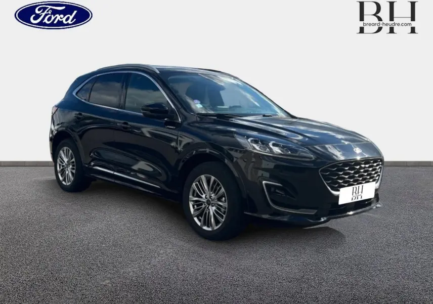 Ford Kuga noir Agate métallisé en 3/4 avant droit, avec jantes alliage et vitres surteintées visibles.