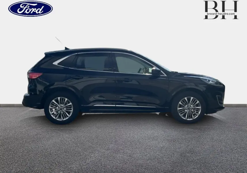 Ford Kuga 2023 noir Agate métallisé en profil droit, avec jantes alliage et vitres surteintées visibles.
