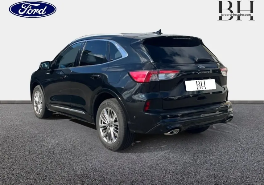 Ford Kuga noir Agate métallisé, vue 3/4 arrière droit, avec jantes alu et feux arrière LED distinctifs.