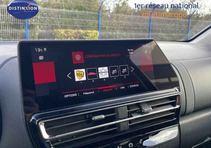 Écran tactile central affichant la radio DAB dans l'habitacle du Citroën C5 Aircross Bleu Eclipse Metal 2025.