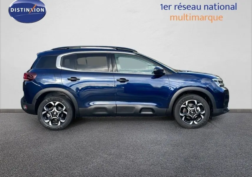 Profil droit d'un Citroën C5 Aircross 2025 bleu Eclipse Metal avec jantes alliage noires et toit noir contrasté.