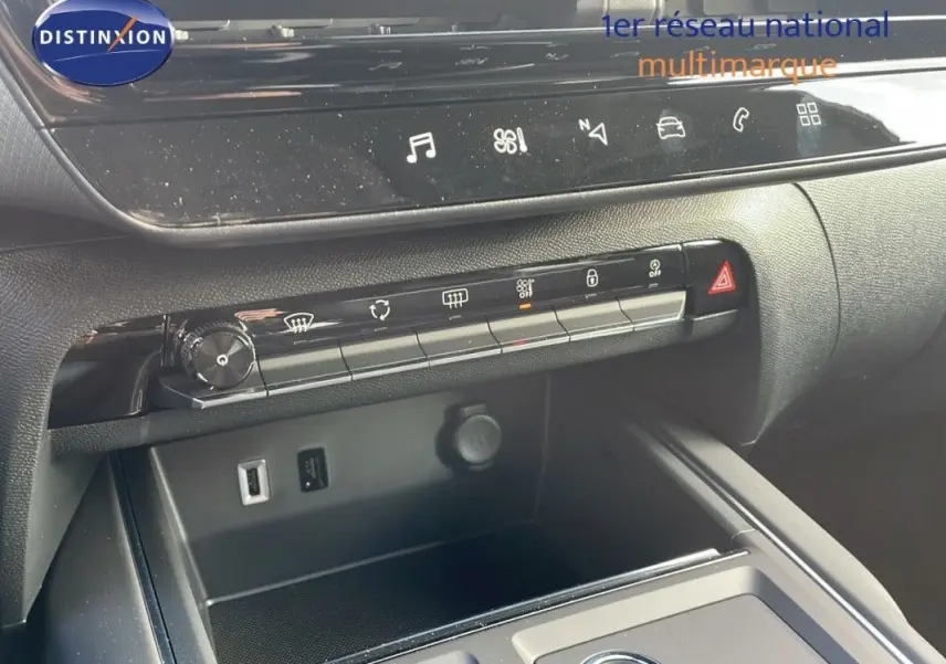 Détail de la console centrale noire du Citroën C5 Aircross 2025 avec commandes climatisation et ports USB visibles.