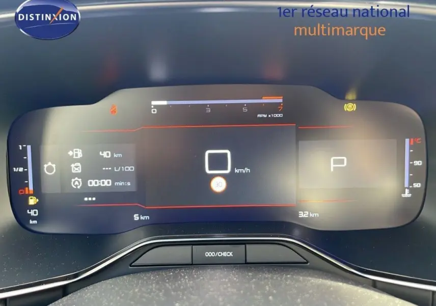 Tableau de bord numérique du Citroën C5 Aircross 2025 affichant vitesse, régime moteur et jauges en vue frontale rapprochée.