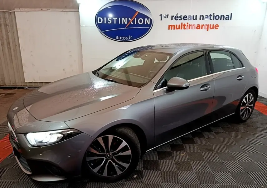 Mercedes Classe A 180 d Business Line gris foncé vue 3/4 avant droit, phares LED allumés et jantes distinctives.