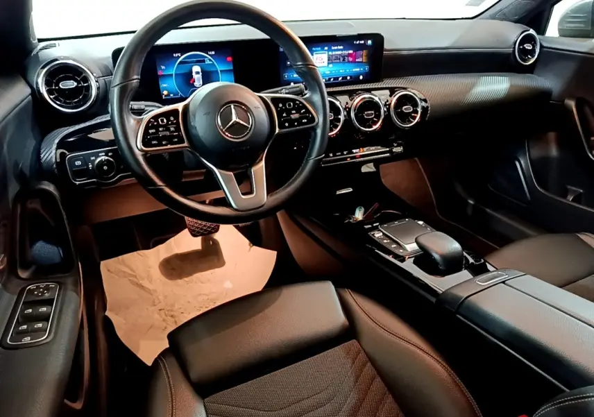 Vue intérieure côté conducteur de la Mercedes Classe A 180 d Business Line 2021, volant cuir multifonctions et tableau de bord numérique.