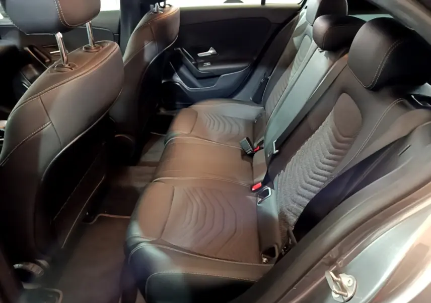Vue intérieure côté droit sur la banquette arrière en cuir noir et tissu gris d'une Mercedes Classe A 180 d Business Line 2021.