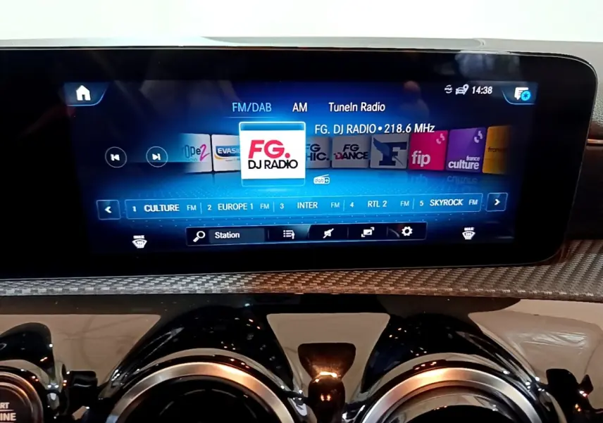 Écran tactile central de 10,3 pouces avec interface radio FM/DAB dans le tableau de bord d’une Mercedes Classe A 180 d.