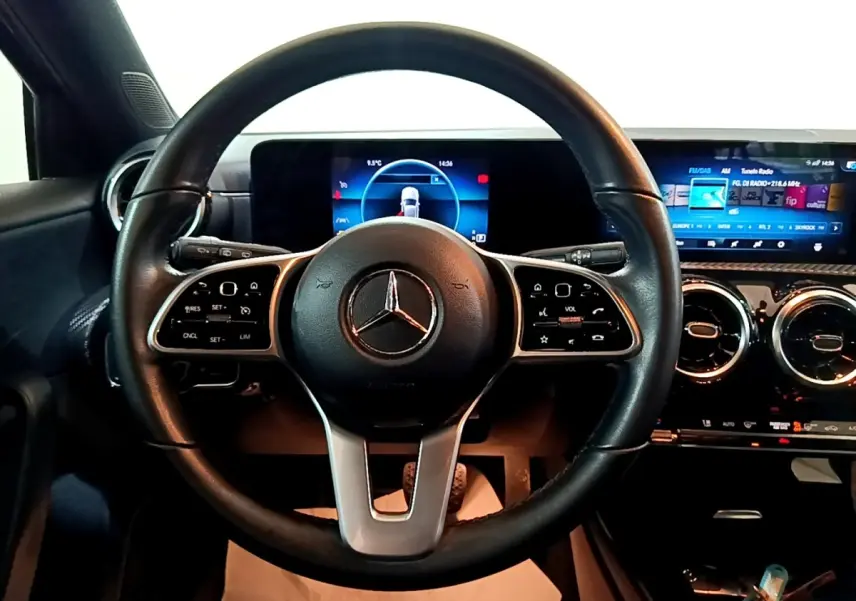 Vue intérieure centrée sur le volant cuir multifonctions noir de la Mercedes Classe A 180 d Business Line 2021.