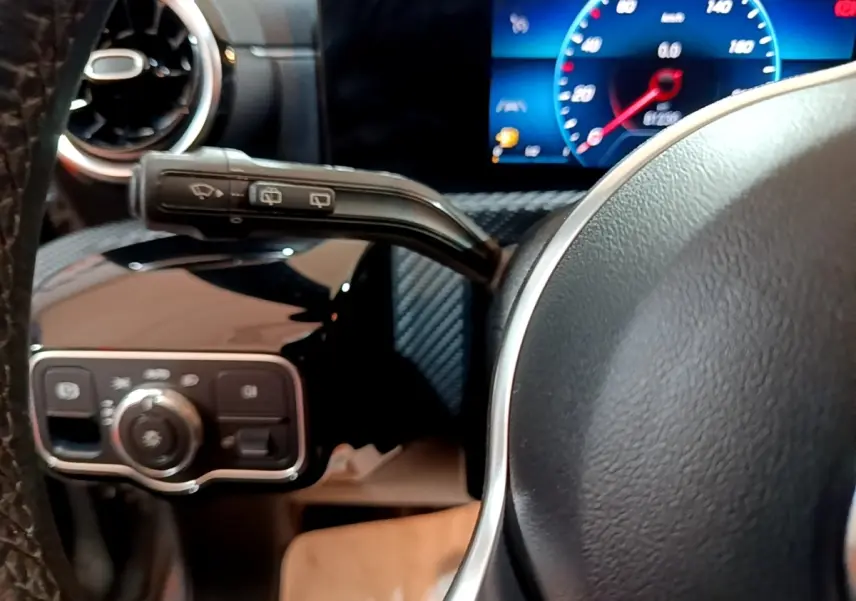 Gros plan sur le volant cuir et le combiné d'instruments numérique bleu de la Mercedes Classe A 180 d 2021.