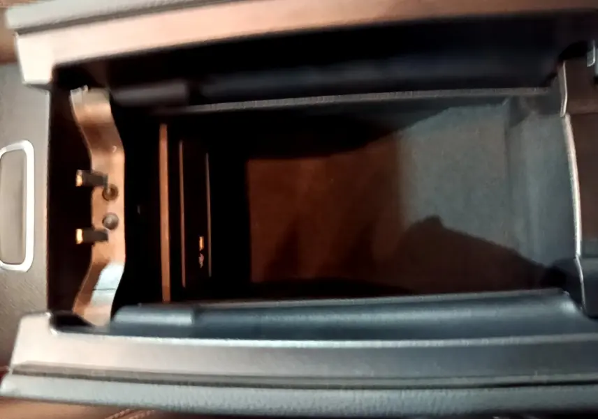 Vue rapprochée de la boîte à gants ouverte en cuir noir à l'intérieur d'une Mercedes Classe A A 180 d Business Line 2021.