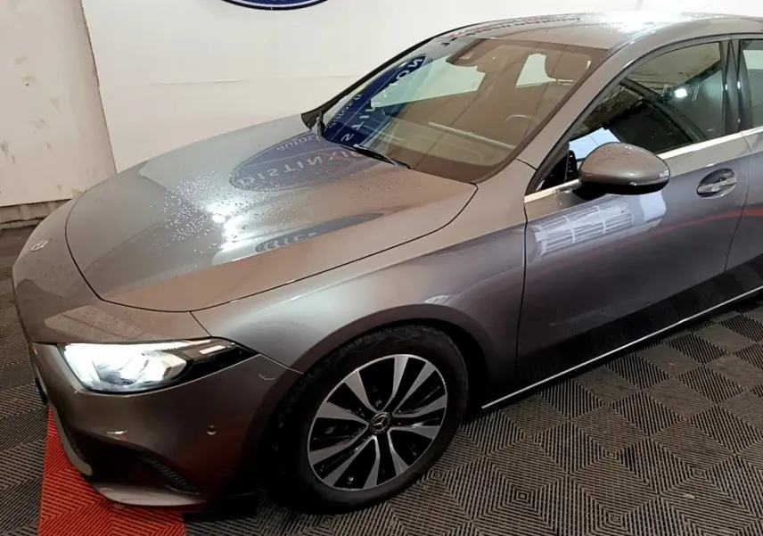 Mercedes Classe A 180 d Business Line gris foncé vue 3/4 avant droit avec phares LED allumés et jantes distinctives.