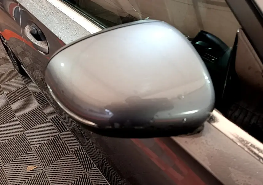 Rétroviseur côté gauche gris foncé d'une Mercedes Classe A 180 d Business Line 2021 avec portière et poignée visibles.