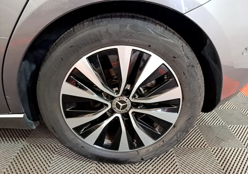 Gros plan sur la roue avant droite d’une Mercedes Classe A 180 d Business Line gris foncé avec jante alliage bicolore.