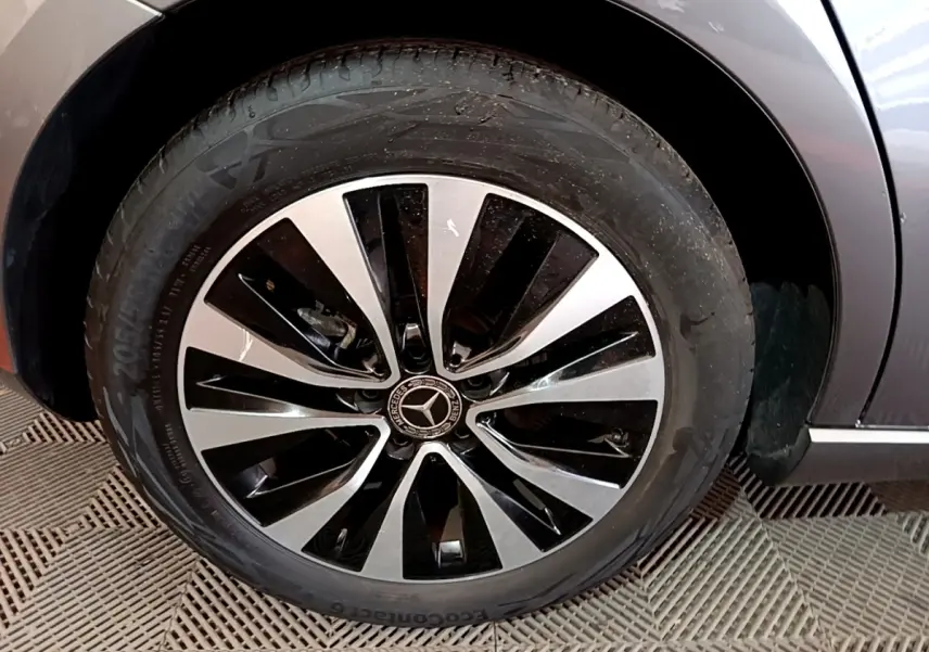 Gros plan sur la roue avant droite d'une Mercedes Classe A gris foncé avec jante alliage bicolore.