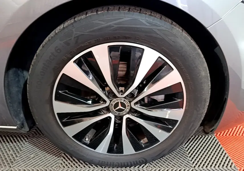Gros plan sur la roue avant droite d’une Mercedes Classe A gris foncé avec jante alliage bicolore.