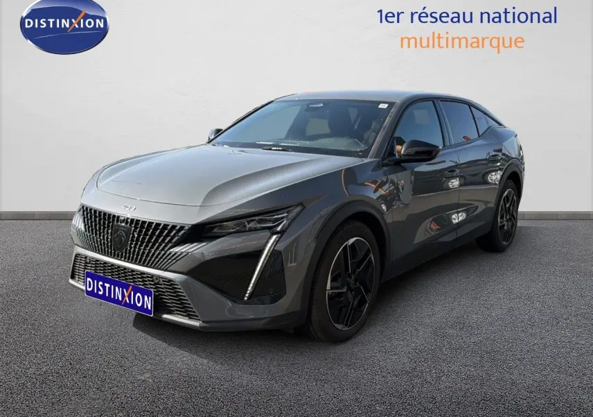 Peugeot 408 gris selenium métal en 3/4 avant droit, avec calandre distinctive et feux LED verticaux marquants.