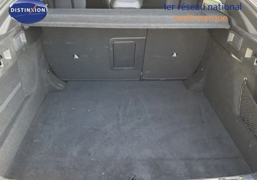 Coffre spacieux vu de l'arrière d'une Peugeot 408 1.2 Hybrid 145ch GT gris selenium metal, intérieur noir.