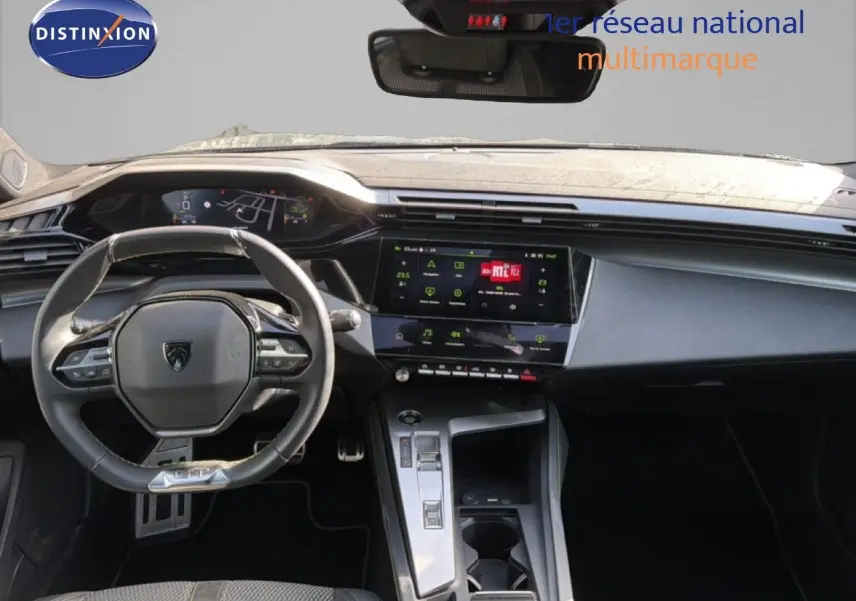 Vue intérieure frontale du tableau de bord et volant Peugeot 408 gris, avec écran tactile et instrumentation numérique.