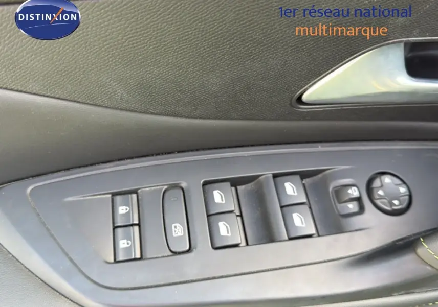 Vue rapprochée des commandes de lève-vitres et rétroviseurs sur la portière côté gauche d’une Peugeot 408 gris selenium metal.