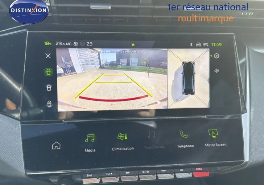 Écran tactile intérieur de la Peugeot 408 gris Selenium montrant la caméra de recul et vue 360° du véhicule.