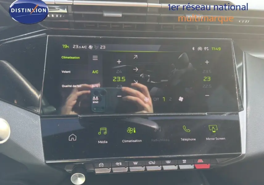 Vue rapprochée de l'écran tactile central de la Peugeot 408 gris Selenium Metal, affichant la climatisation.