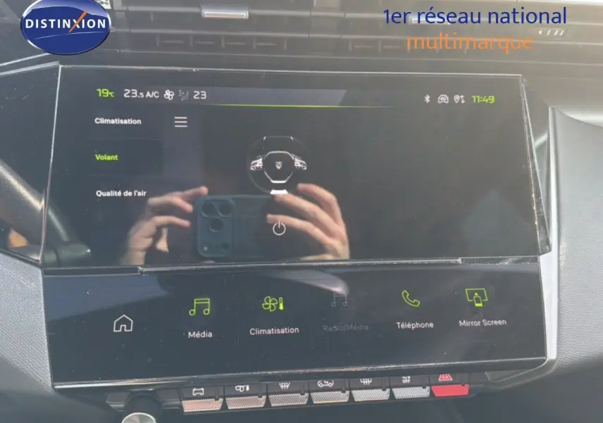 Intérieur du Peugeot 408 1.2 Hybrid 145ch GT 2025 montrant l'écran tactile central avec interface climatisation et multimédia.