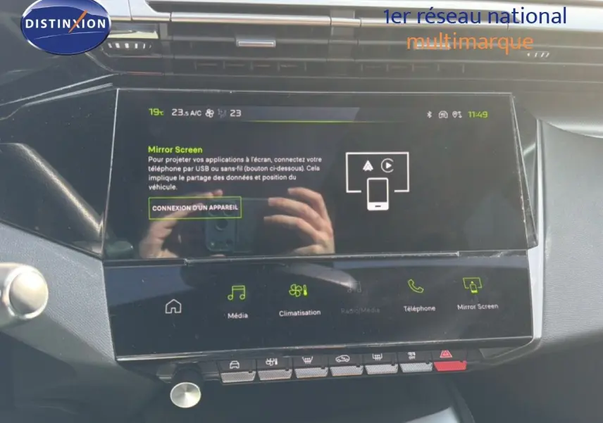 Vue rapprochée de l’écran tactile central du tableau de bord du Peugeot 408 gris Selenium Metal, affichant le menu Mirror Screen.