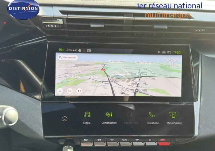 Vue rapprochée de l’écran tactile central du tableau de bord de la Peugeot 408 gris Selenium 2025 avec navigation affichée.