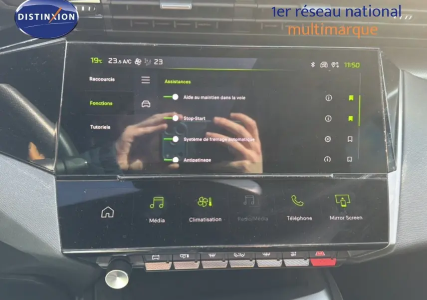 Écran tactile central de la Peugeot 408 gris Selenium, vue rapprochée du tableau de bord avec menu d’assistances activées.