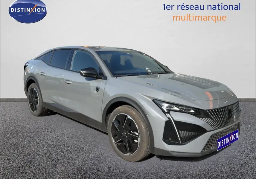 Peugeot 408 gris selenium métal vue 3/4 avant droit avec jantes noires et calandre distinctive.