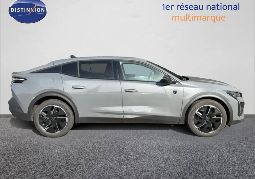Profil côté droit d'une Peugeot 408 1.2 Hybrid 145ch GT gris selenium metal avec jantes noires et vitres teintées.