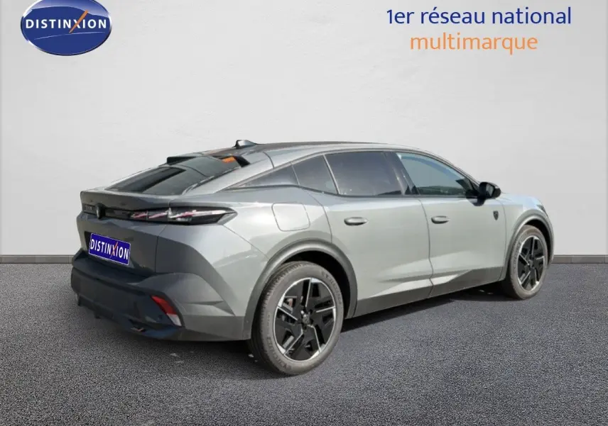 Vue 3/4 arrière droite de la Peugeot 408 gris selenium metal 2025 avec jantes noires et toit panoramique.