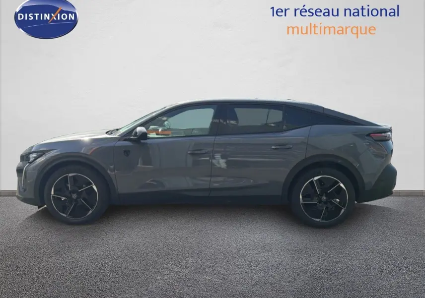 Vue latérale droite d'une Peugeot 408 1.2 Hybrid 145ch GT gris selenium metal avec jantes noires et toit plongeant.